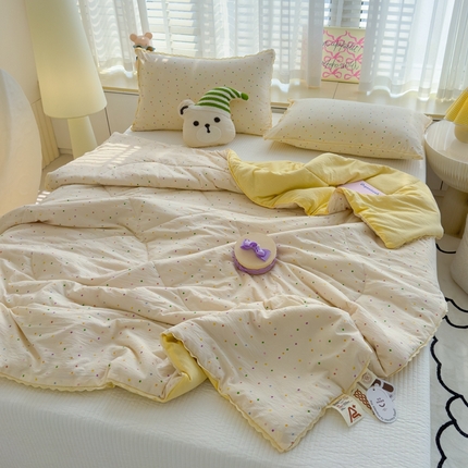 91家纺网 家纺一手货源 找家纺 贝扬思 2025新款云感双层纱抗菌花边夏被 小雪梨汁