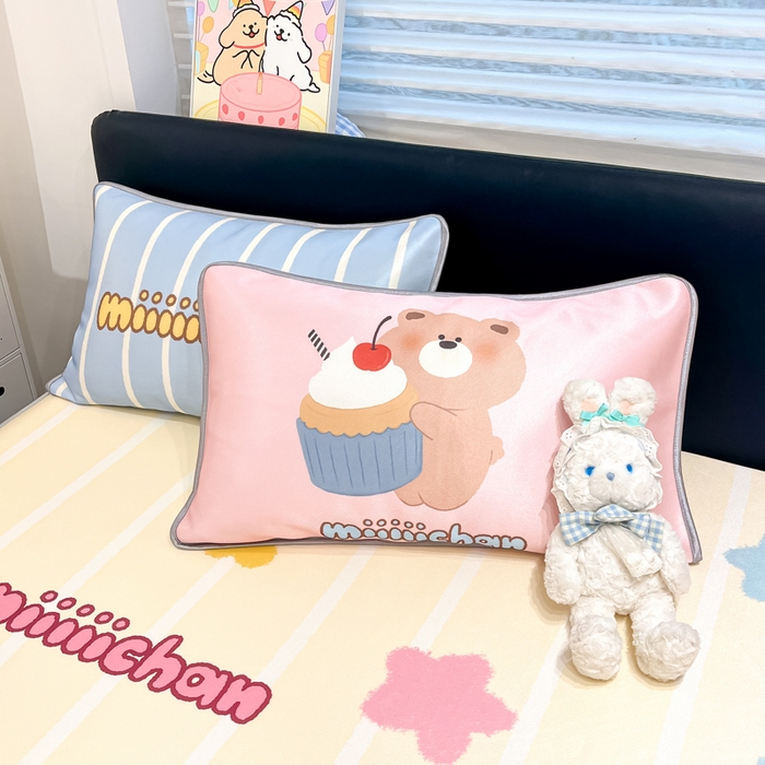 91家纺网 家纺一手货源 找家纺 暮思家居 2025新款正版miiiiichan可爱卡通大版数码印花A类1200D冰丝凉席三件套平铺床笠 蛋糕小熊