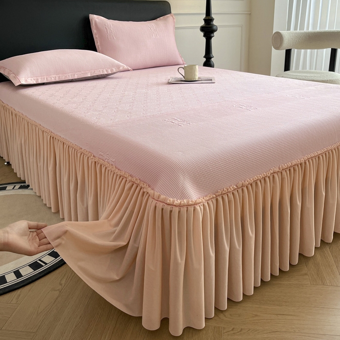 91家纺网 家纺一手货源 找家纺 鑫琪莱  2025新款5D立体雕花凉感豆豆冰丝床裙三件套 床裙H款-粉