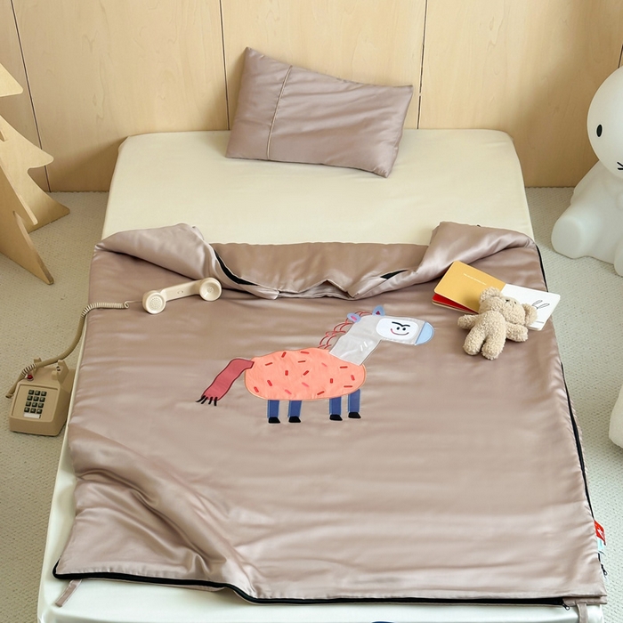 91家纺网 家纺一手货源 找家纺 喜多兔儿童家纺 2025新款60S兰精天丝睡袋防踢被 卡其色勤劳小马