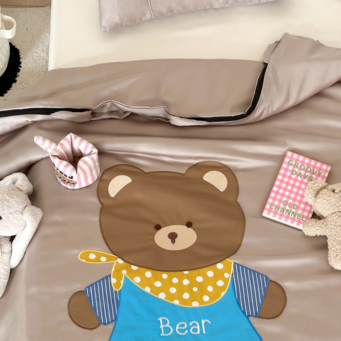 91家纺网 家纺一手货源 找家纺 喜多兔儿童家纺 2025新款60S兰精天丝睡袋防踢被 卡其色围兜小熊