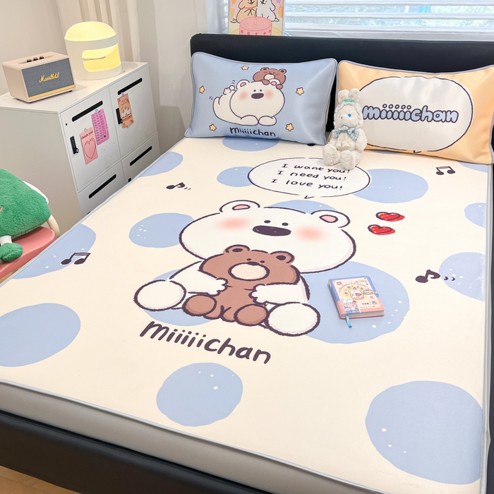 91家纺网 家纺一手货源 找家纺 暮思家居 2025新款正版miiiiichan可爱卡通大版数码印花A类1200D冰丝凉席三件套平铺床笠 波点熊