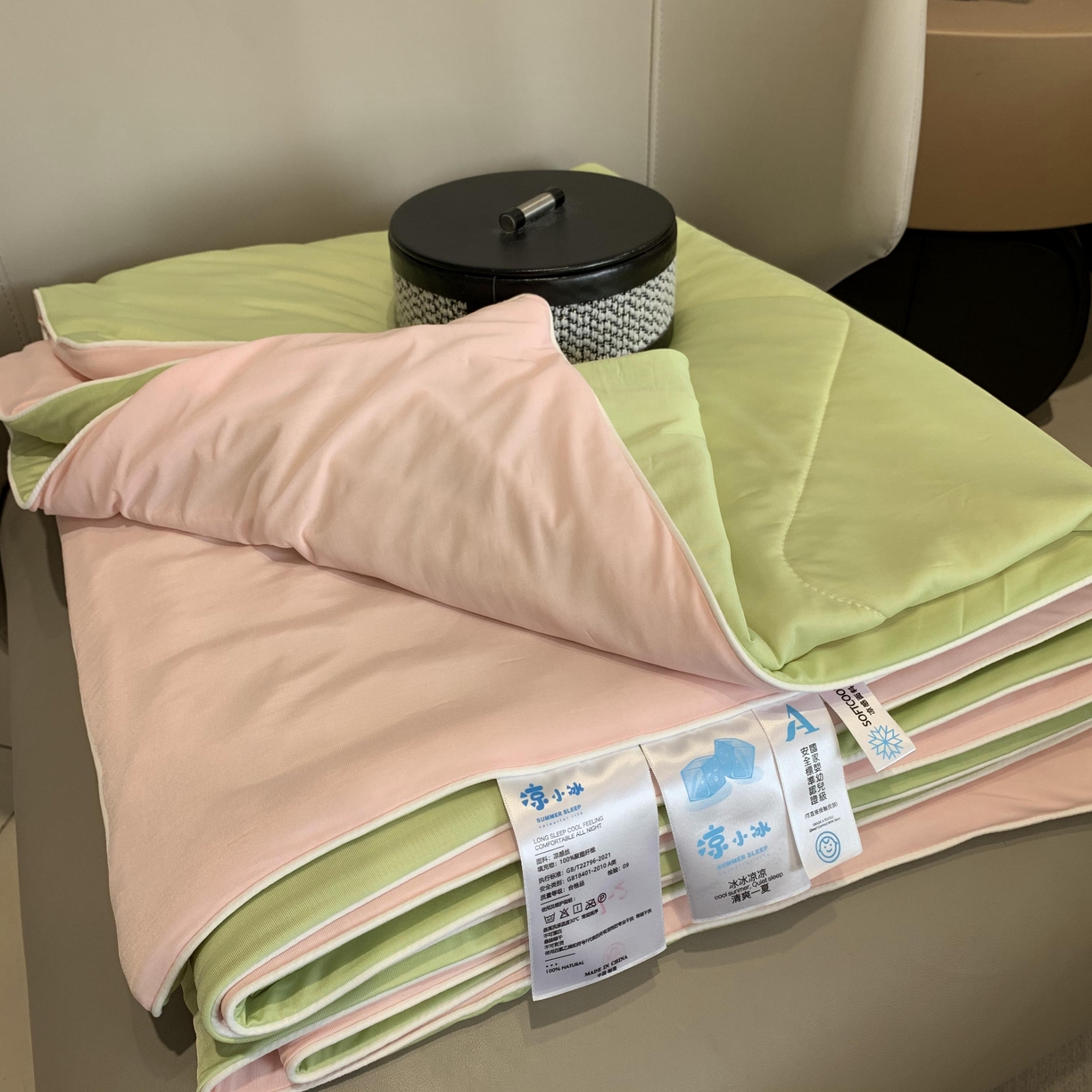 91家纺网 家纺一手货源 找家纺 2025新款小冰皮夏凉被锦纶氨纶面料空调夏被凉感丝单夏被空调被 清凉西瓜