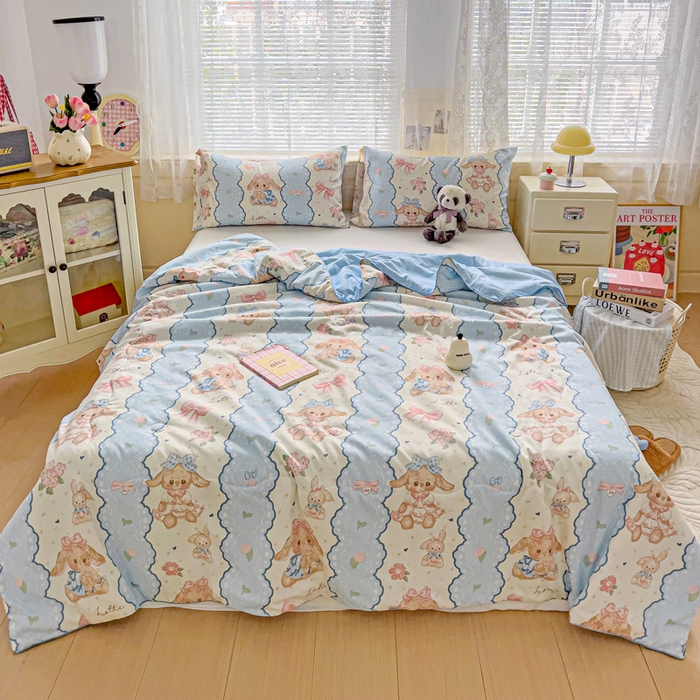 91家纺网 家纺一手货源 找家纺 2025春夏新款嵌绳款云柔水洗棉单夏被夏凉被空调被 嵌绳夏被-蓝色蕾丝兔