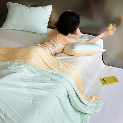 91家纺网 家纺一手货源 找家纺 头等舱  2025新款锦氨（165克）水光亮面锦A类55莱赛尔植物大豆7A抗菌夏凉被夏被（模特图） 天青色＋暖黄