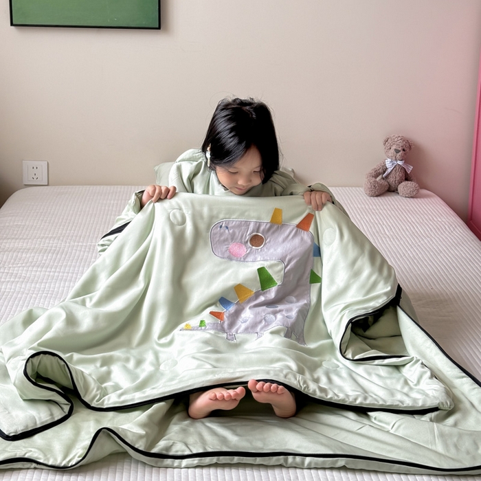 91家纺网 家纺一手货源 找家纺 喜多兔儿童家纺 2025新款萌宝系列40S纯棉夏季睡袋防踢被 绿色小恐龙亮亮