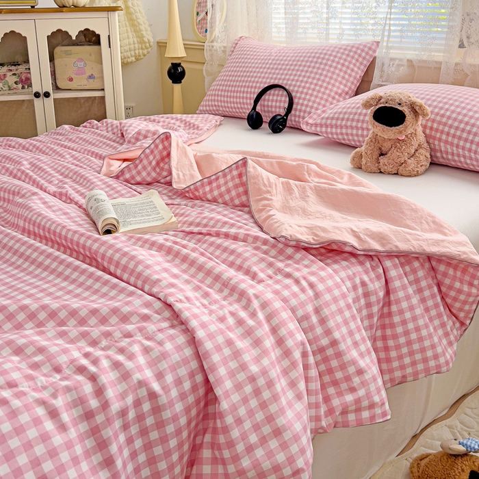 91家纺网 家纺一手货源 找家纺 2025春夏新款嵌绳款云柔水洗棉单夏被夏凉被空调被 嵌绳夏被-小格浅粉