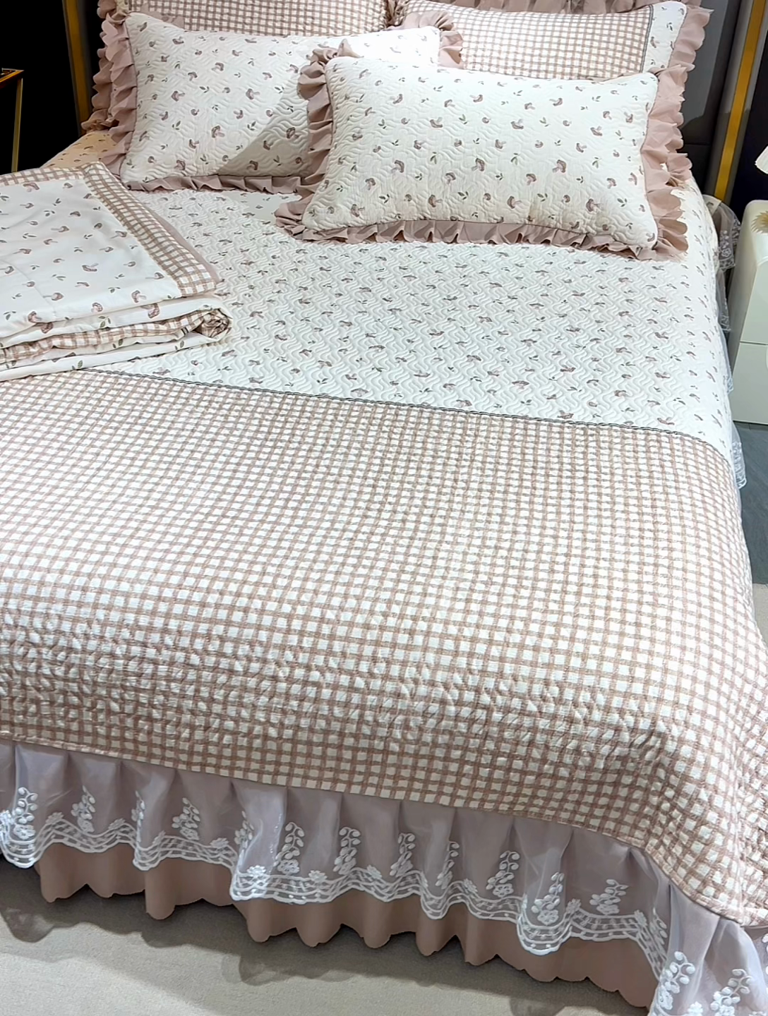 91家纺网 家纺一手货源 找家纺 梦柏 2025新款韩版双层纱夹棉绗缝床盖夏被四件套 小蘑菇