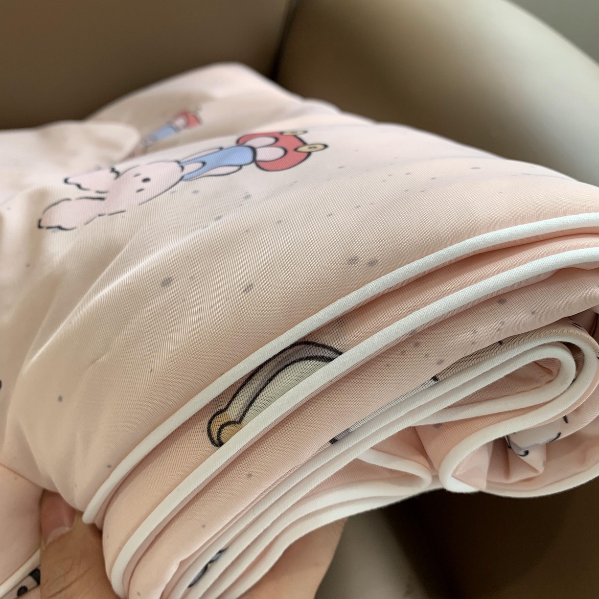 91家纺网 家纺一手货源 找家纺 2025新款小冰皮夏凉被锦纶氨纶面料空调夏被凉感丝单夏被空调被 小兔粉