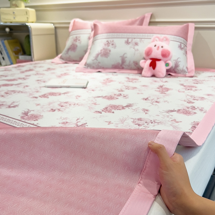 91家纺网 家纺一手货源 找家纺 摩妮卡 2025小清新数码冰丝席 碳光席三件套 绯樱梦境