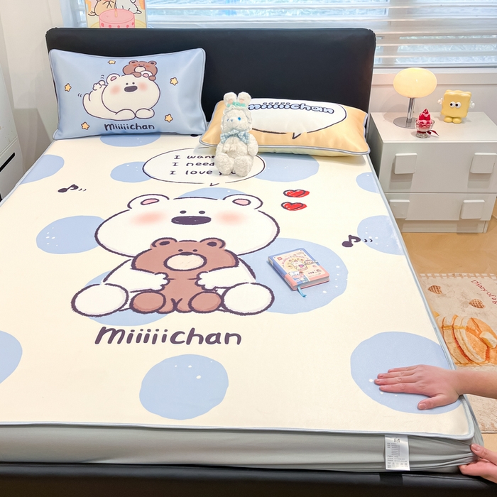91家纺网 家纺一手货源 找家纺 暮思家居 2025新款正版miiiiichan可爱卡通大版数码印花A类1200D冰丝凉席三件套平铺床笠 波点熊