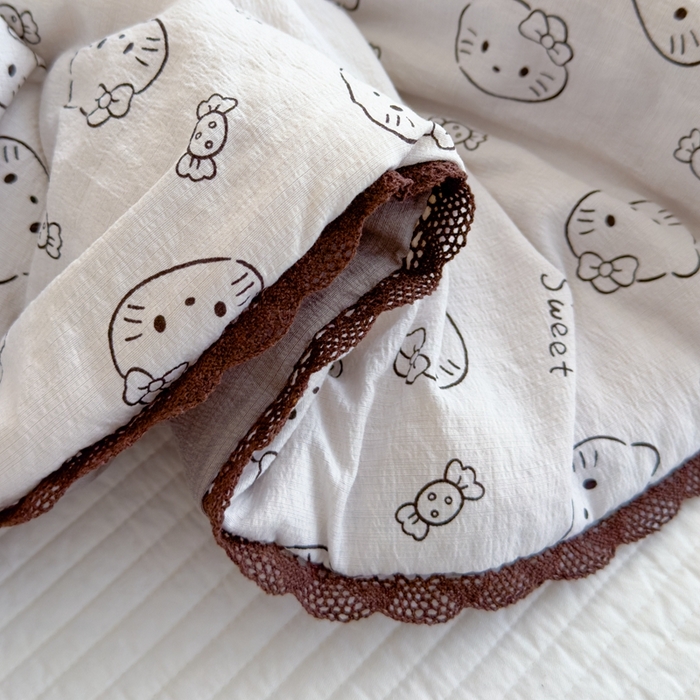 91家纺网 家纺一手货源 找家纺 贝扬思 2025新款云感双层纱抗菌花边夏被 灰云猫猫