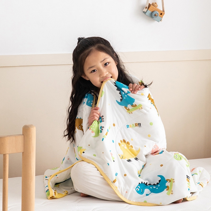 91家纺网 家纺一手货源 找家纺 嗨生活2025年儿童夏被 幼儿园夏被 凉感丝夏被 漫画恐龙