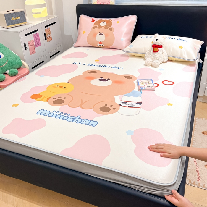 91家纺网 家纺一手货源 找家纺 暮思家居 2025新款正版miiiiichan可爱卡通大版数码印花A类1200D冰丝凉席三件套平铺床笠 牛奶小熊