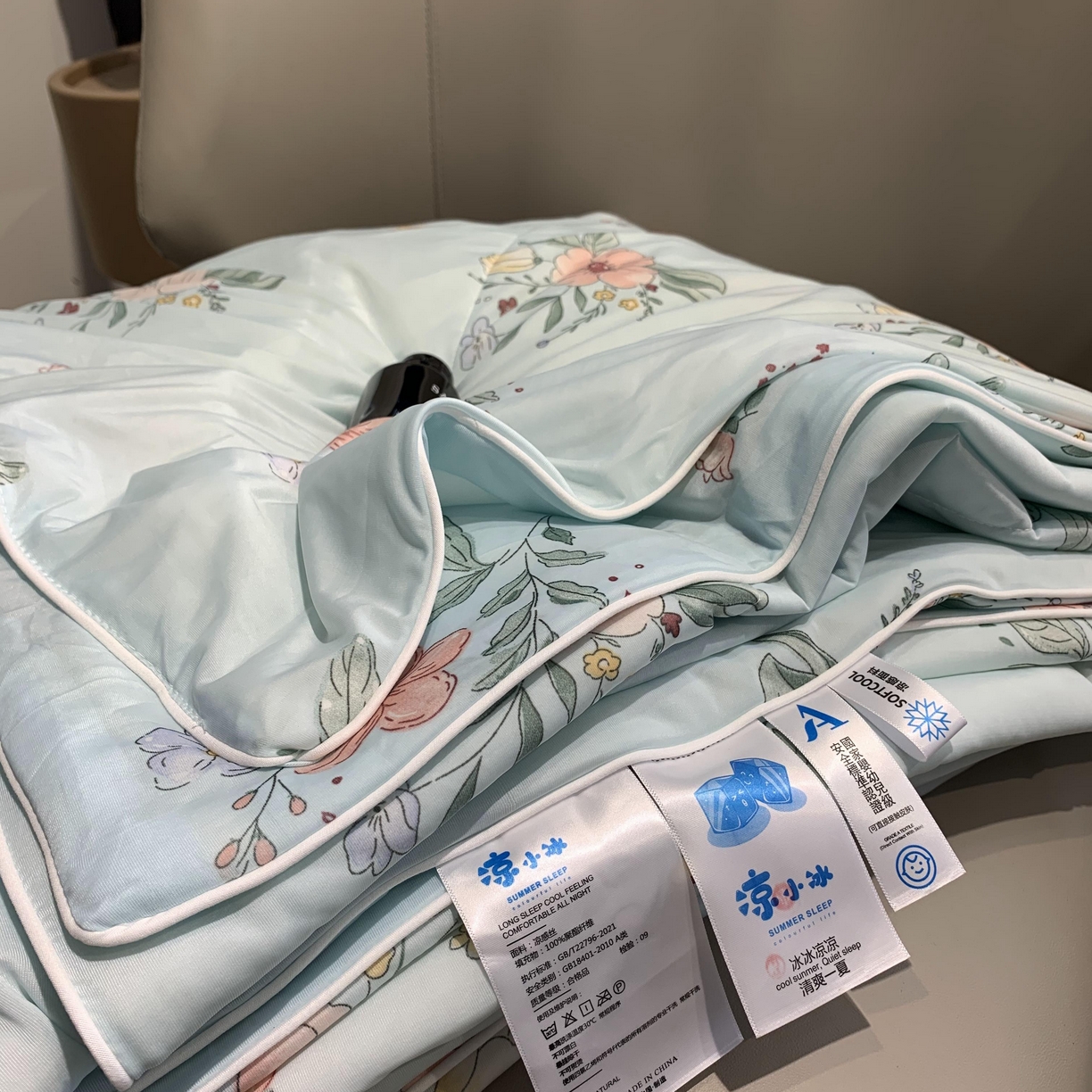 91家纺网 家纺一手货源 找家纺 2025新款小冰皮夏凉被锦纶氨纶面料空调夏被凉感丝单夏被空调被 夏花蓝