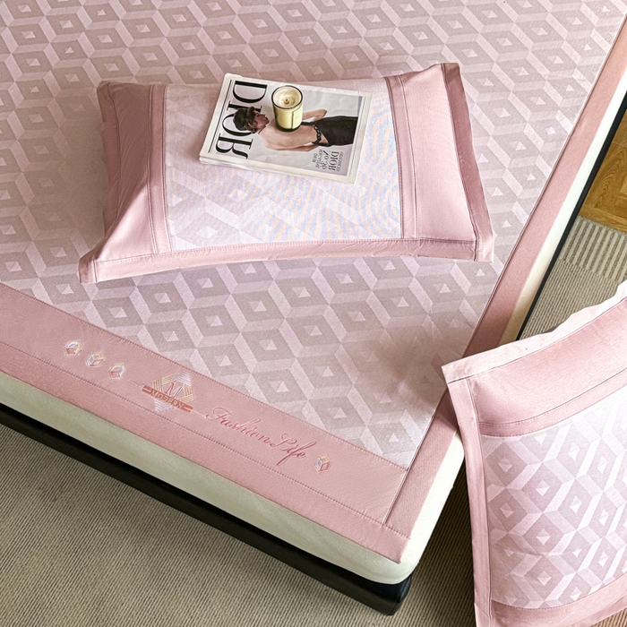91家纺网 家纺一手货源 找家纺 鑫琪莱家纺 2025新款冰柔凉感丝凉席席子三件套 摩登立方-粉-床席款