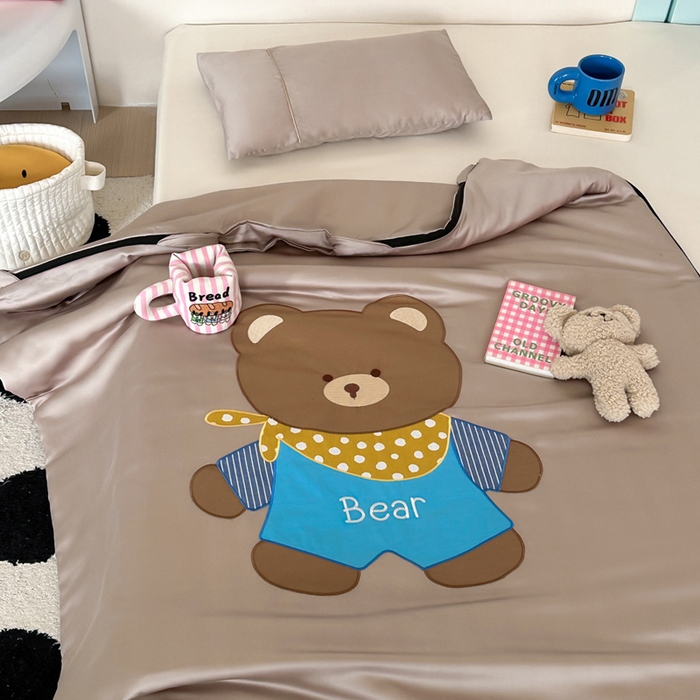 91家纺网 家纺一手货源 找家纺 喜多兔儿童家纺 2025新款60S兰精天丝睡袋防踢被 卡其色围兜小熊