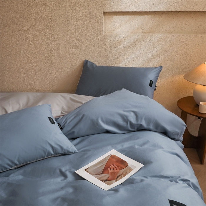 91家纺网 家纺一手货源 找家纺 启程2025新款全棉纯色双拼无印风四件套 牛仔蓝+绅士灰