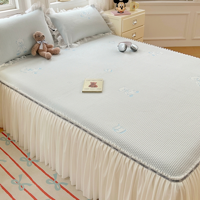 91家纺网 家纺一手货源 找家纺 梦舒羽 2025春夏新款冰豆豆凉席席子-床裙款 凉豆豆-小熊蓝