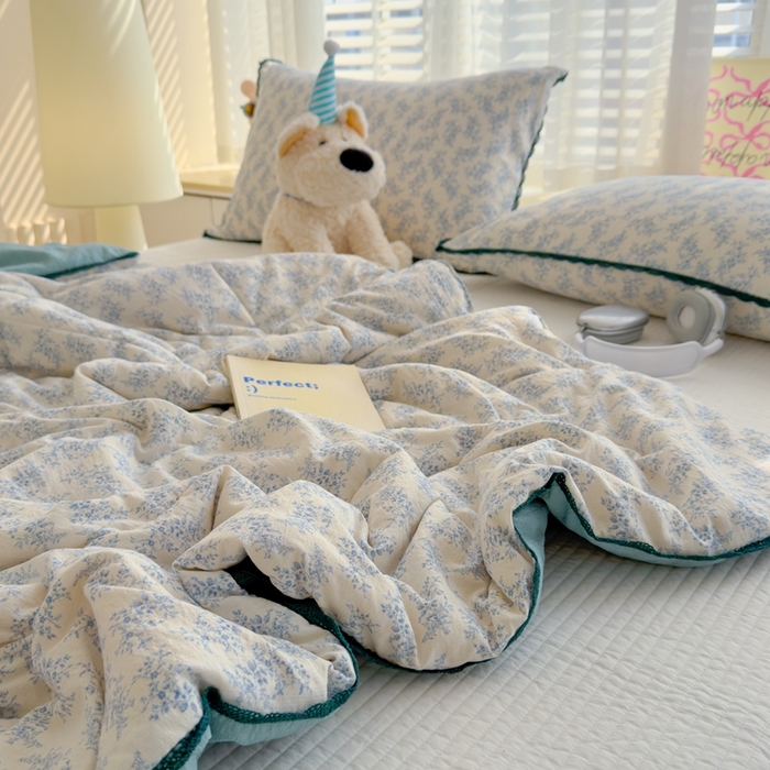 91家纺网 家纺一手货源 找家纺 贝扬思 2025新款云感双层纱抗菌花边夏被 蓝色泡泡