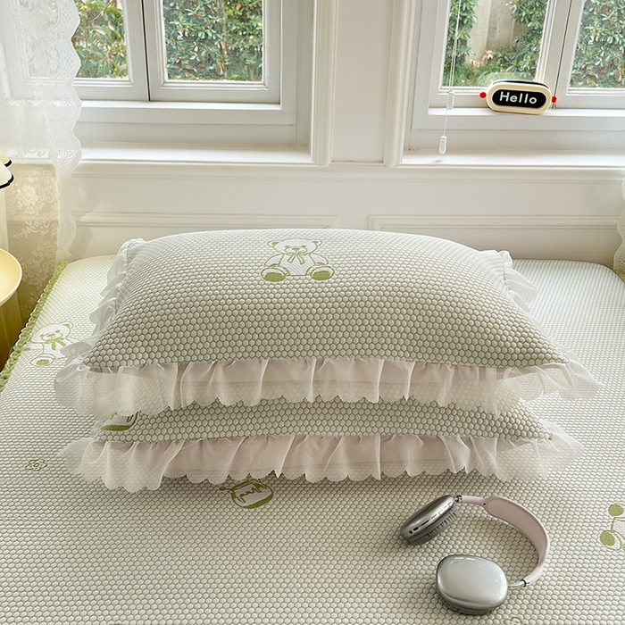 91家纺网 家纺一手货源 找家纺 梦舒羽 2025春夏新款冰豆豆花边单人单枕套枕套单件 冰豆豆-小熊绿