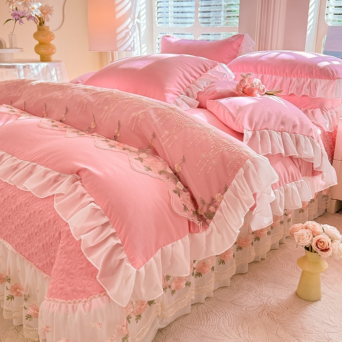 91家纺网 家纺一手货源 找家纺 大麦家纺2025新款年新款亲肤花边款床盖四件套  甜心小姐-樱花粉