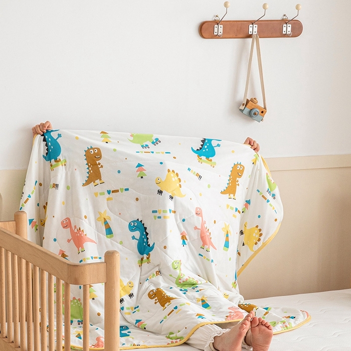 91家纺网 家纺一手货源 找家纺 嗨生活2025年儿童夏被 幼儿园夏被 凉感丝夏被 漫画恐龙