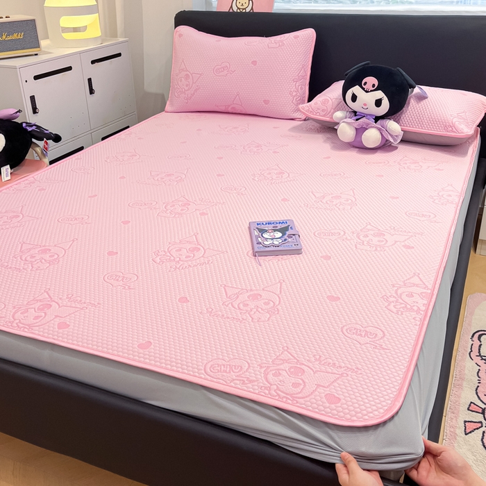 91家纺网 家纺一手货源 找家纺 2025新款三丽鸥正版授权A类提花冰豆豆凉席平铺款床笠款系列_1409 冰豆豆-库洛米-粉