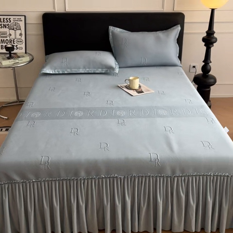 91家纺网 家纺一手货源 找家纺 鑫琪莱  2025新款5D立体雕花凉感豆豆冰丝床裙三件套 床裙D款-蓝