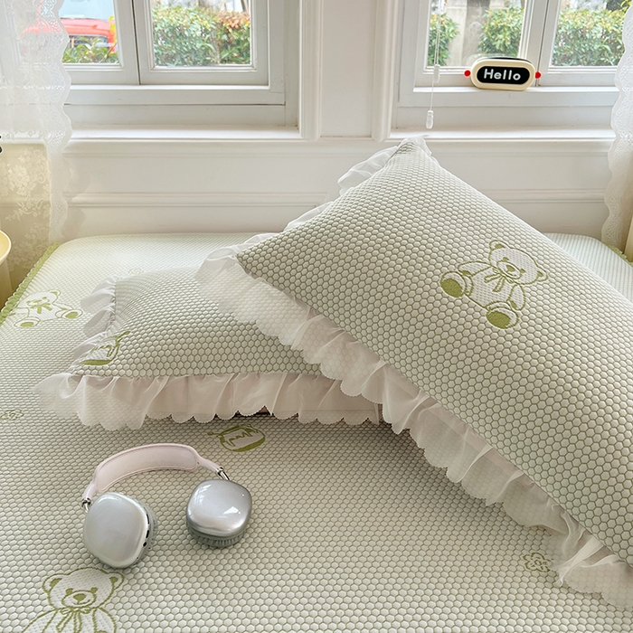 91家纺网 家纺一手货源 找家纺 梦舒羽 2025春夏新款冰豆豆花边单人单枕套枕套单件 冰豆豆-小熊绿