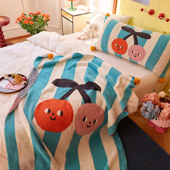 91家纺网 家纺一手货源 找家纺 （总）暖绵绵家纺 2025新款俏皮樱桃遇上条纹半边绒针织盖毯-慕樱