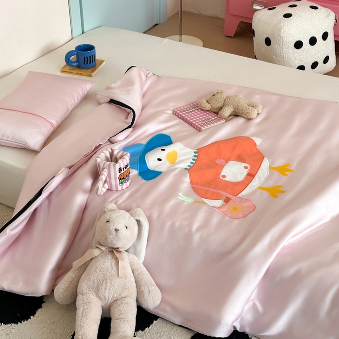 91家纺网 家纺一手货源 找家纺 喜多兔儿童家纺 2025新款60S兰精天丝睡袋防踢被 粉色礼帽鸭