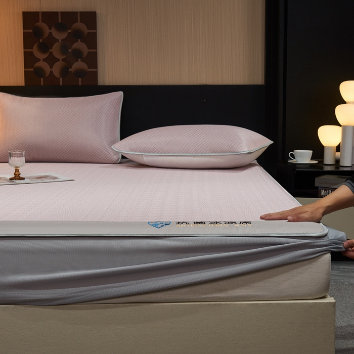 91家纺网 家纺一手货源 找家纺 999家纺 2025新款轻柔丝抗菌冰丝藤凉席（复合三明治款）宽包刺绣冰丝软席藤席 抗菌冰丝藤床笠-冰岛-暖玉粉