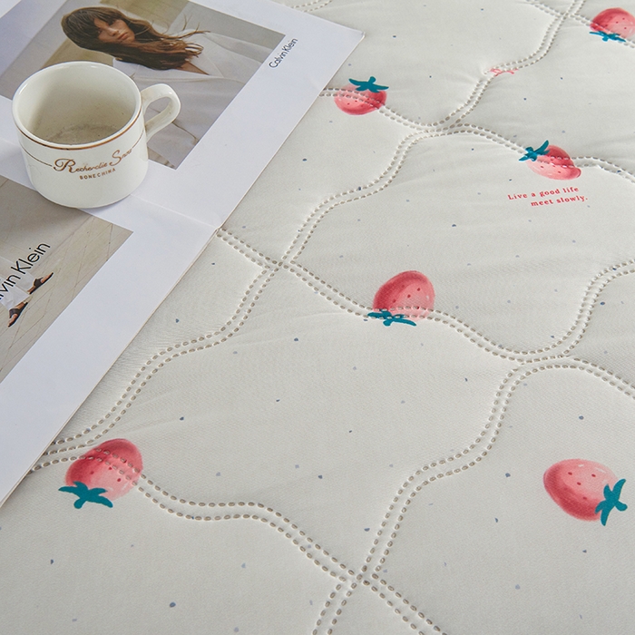 91家纺网 家纺一手货源 找家纺 被多多被业 2025新款凉感丝印花夏被夏凉被空调被 小草莓