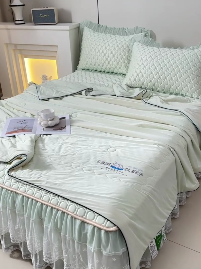 91家纺网 家纺一手货源 找家纺 民新家纺 2025新款凉感丝床裙乳胶凉席系列 唯美-青柠绿