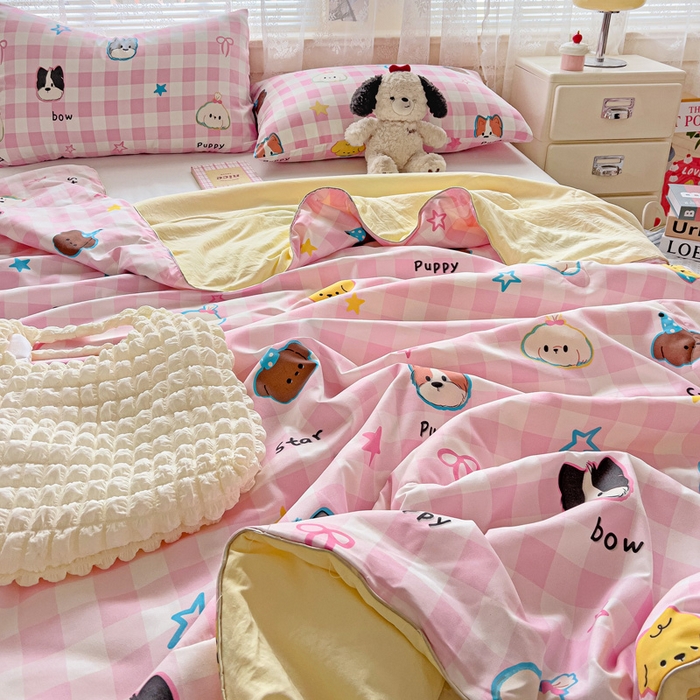 91家纺网 家纺一手货源 找家纺 2025春夏新款嵌绳款云柔水洗棉单夏被夏凉被空调被 嵌绳夏被-粉格小狗