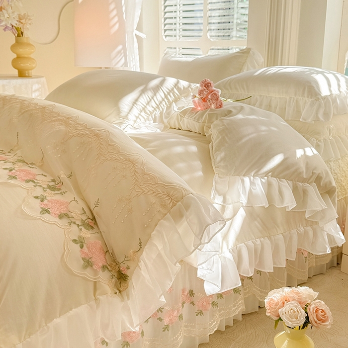 91家纺网 家纺一手货源 找家纺 大麦家纺2025新款年新款亲肤花边款床盖四件套  甜心小姐-奶昔白