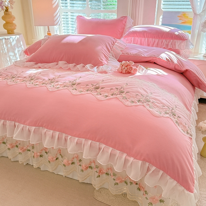 91家纺网 家纺一手货源 找家纺 大麦家纺2025新款年新款亲肤花边款床盖四件套  甜心小姐-樱花粉