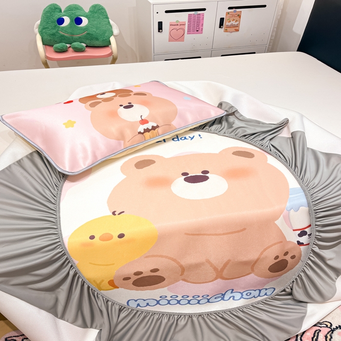 91家纺网 家纺一手货源 找家纺 暮思家居 2025新款正版miiiiichan可爱卡通大版数码印花A类1200D冰丝凉席三件套平铺床笠 牛奶小熊