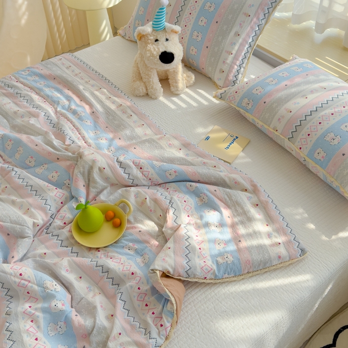 91家纺网 家纺一手货源 找家纺 贝扬思 2025新款云感双层纱抗菌花边夏被 白狗浪漫集