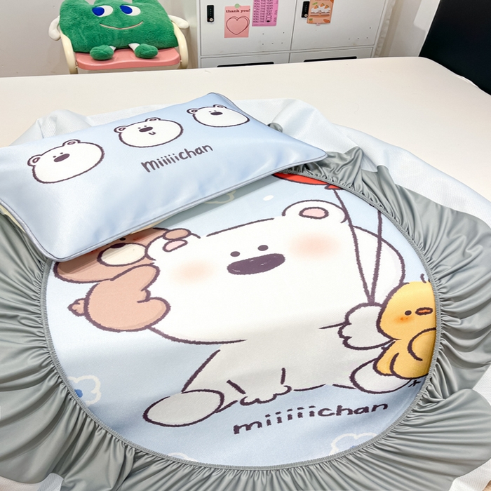 91家纺网 家纺一手货源 找家纺 暮思家居 2025新款正版miiiiichan可爱卡通大版数码印花A类1200D冰丝凉席三件套平铺床笠 熊仔派对