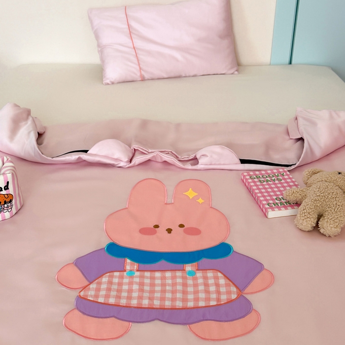 91家纺网 家纺一手货源 找家纺 喜多兔儿童家纺 2025新款60S兰精天丝睡袋防踢被 粉色围裙小兔宝