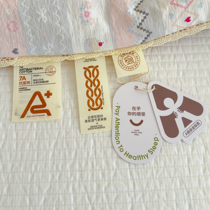 91家纺网 家纺一手货源 找家纺 贝扬思 2025新款云感双层纱抗菌花边夏被 白狗浪漫集