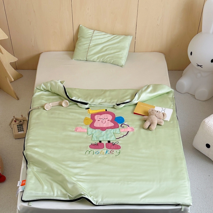 91家纺网 家纺一手货源 找家纺 喜多兔儿童家纺 2025新款60S兰精天丝睡袋防踢被 绿色微笑小猴