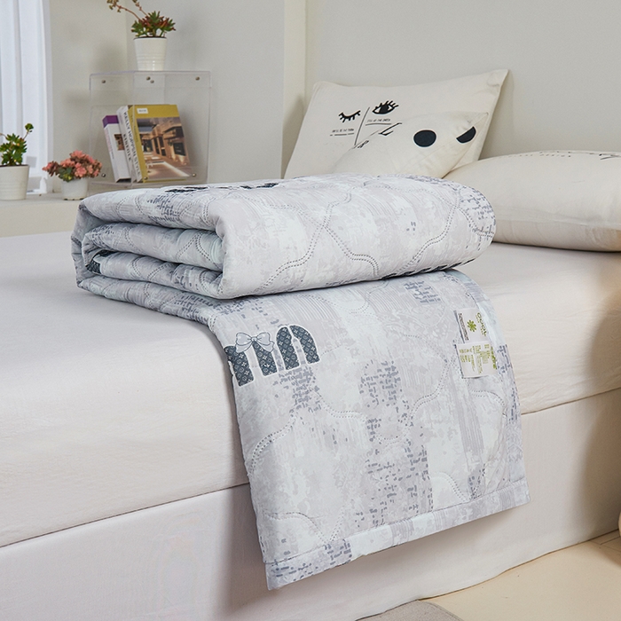 91家纺网 家纺一手货源 找家纺 被多多被业 2025新款凉感丝印花夏被夏凉被空调被 灰迷你