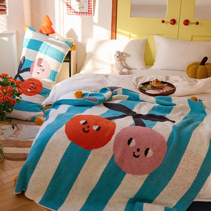 91家纺网 家纺一手货源 找家纺 （总）暖绵绵家纺 2025新款俏皮樱桃遇上条纹半边绒针织盖毯-慕樱