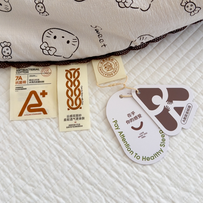 91家纺网 家纺一手货源 找家纺 贝扬思 2025新款云感双层纱抗菌花边夏被 灰云猫猫