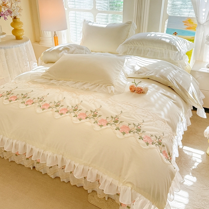 91家纺网 家纺一手货源 找家纺 大麦家纺2025新款年新款亲肤花边款床盖四件套  甜心小姐-奶昔白