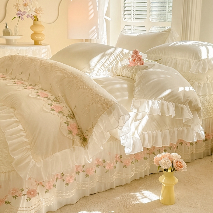 91家纺网 家纺一手货源 找家纺 大麦家纺2025新款年新款亲肤花边款床盖四件套  甜心小姐-奶昔白