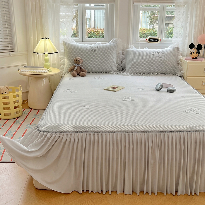 91家纺网 家纺一手货源 找家纺 梦舒羽 2025春夏新款冰豆豆凉席席子-床裙款 凉豆豆-小熊灰